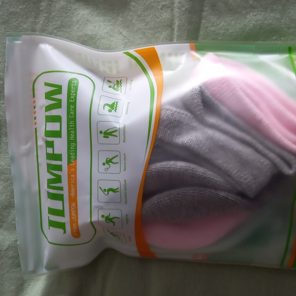 Specialized socks for dry and cracked feet